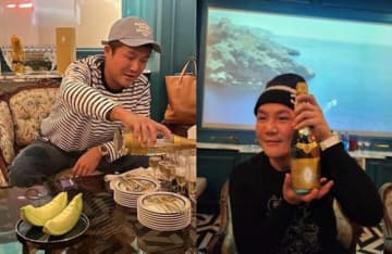 韓国人気タレントと酒飲み豪遊写真が暴露。「これでも暴力団とは無関係というのか」【写真】