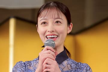 橋本環奈、港区「二十歳の集い」にサプライズ登場　約850人が騒然「えー！」「顔小さい」