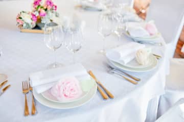 来月友人の結婚式に参列する予定です。1人2万円の「会費制」と言われたのですが、別途3万円ご祝儀を包んだ方がいいんでしょうか…？