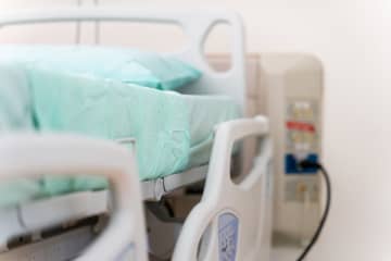 手術で「医療費30万円」かかった父。“医療費控除で節税できる”と言ったら、「年金受給者は確定申告不要」とのこと。控除は“申請不要で適用”されるのでしょうか？ 注意点を解説