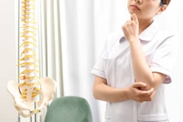 行きつけの整体から「これからはマイナ保険証を使って」と連絡が！ まだ「会社の保険証」ですが“3月末まで使える”はずですよね？「10割請求」される可能性もあるでしょうか？