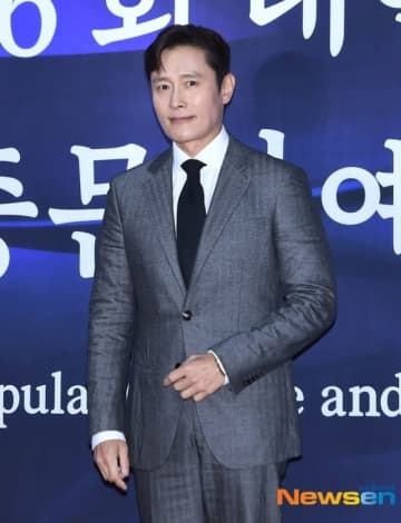 イ・ビョンホン、米ゴールデングローブ賞で韓国人初となる男優主演賞の受賞ならず