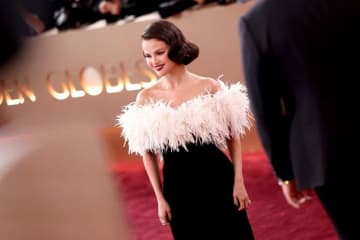 セレーナ・ゴメス、制作に320時間を要したシャネルのドレスでゴールデングローブ賞のレッドカーペットに登場