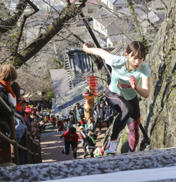 石段200段、和歌山で健脚競う　紀三井寺、無事祈り「速駈詣り」