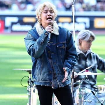 「嬉しくて泣いた」手越祐也の美声が国立に響き渡る「やっぱり歌うまーい」「声量やばい」などファン喝采【選手権・決勝】