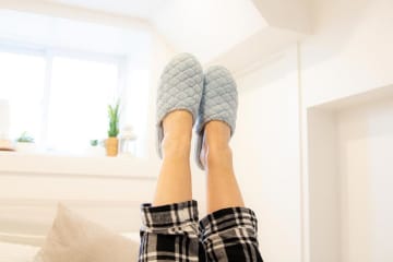 「足がつる！」緊急時の対処法と、伸ばしても治らない場合の対策とは？【こむら返り】