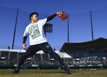 阪神の石井、WBCへ決意　大会使用球で練習