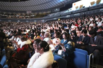 市町村最多の20歳、笑顔で祝う　横浜、式典に2万人参加