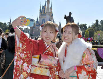 ミッキーら門出祝う　“新20歳”未来見据え決意　ディズニーランドで成人式