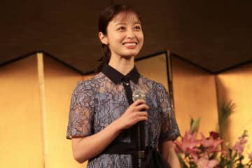 橋本環奈、成人式に出席できなかった過去を明かす　「二十歳のつどい」にサプライズ登壇