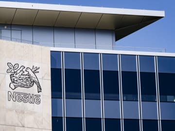 ネスレの粉ミルク回収「史上最大」規模