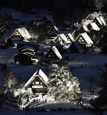 雪の白川郷、岐阜の夕闇に浮かぶ　世界遺産、40回目ライトアップ
