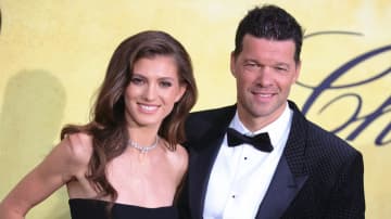 「日本にみんな夢中」「東京大好き、ニセコも魅力」49歳元スターが来日！25歳年下のパートナーも日本を大絶賛