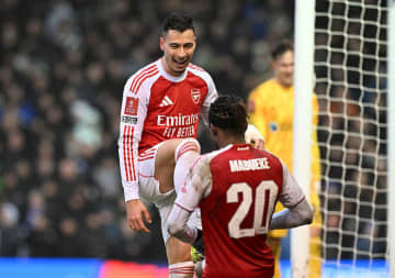 「愚か者から英雄に」重傷のリバプールDFへの愚行で酷評されたブラジル代表FW→３日後の汚名返上ハットに賛辞　アーセナル指揮官は「彼はなぜあれを自分がしたのかを…」