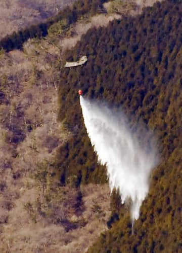 秦野の山火事、鎮圧に至らず　13日午前に消火活動再開へ　けが人は確認されず、入山規制の看板も設置