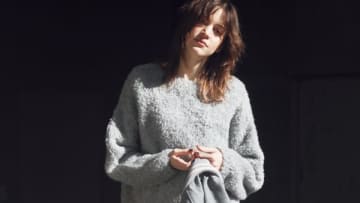 【明日なに着る？】「タオルケットのように心地いい」ふわふわとしたグレーニット