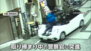 “無免許発覚”逃れようとしたか　ボンネットに警察官乗せ走行…男逮捕　パトカーに追跡された“赤い逆走車”2台の車と衝突も…車放置し運転手逃走