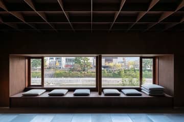 鴨川を望むカフェバー「B kyoto」が祇園四条に誕生！1階は鉄板料理店
