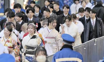成人の日、神奈川各地で式典　横浜の会場には約2万2千人参加　門出かみしめ誓い新た　県内の対象者は2年連続減少