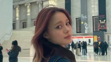 NiziU・NINA(20) イギリスに溶け込む“まるでアート”な姿を披露！舌をベーッと出して楽しむ様子や大人っぽさ漂うたたずまいに「さすがのセレブ感」「ハリウッドスターかと」