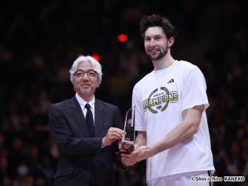 10得点21リバウンドでMVP獲得のロシター「チーム全員がMVP」…天皇杯決勝”5度目の正直”