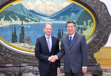 何立峰副総理、ガイトナー元米財務長官と会談