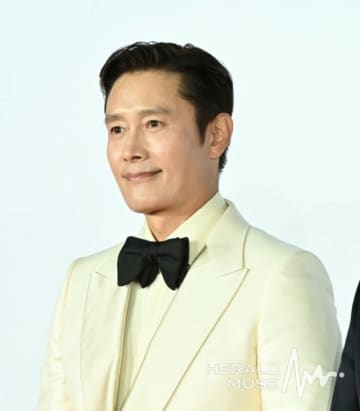 イ・ビョンホン、「ゴールデングローブ賞」で受賞ならずもティモシー・シャラメに拍手する姿が話題に