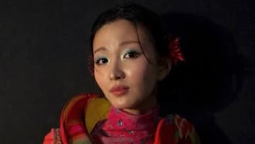 岡崎紗絵 ド派手衣装で美脚全開！ステージ裏でニッコリ笑顔などTGCオフショットに「さすがなんでも似合う」「スタイル良すぎ」とファン絶賛