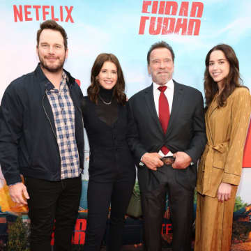 クリス・プラット、義父アーノルド・シュワルツェネッガーからの「巨大サンタ肖像画」を贈られる