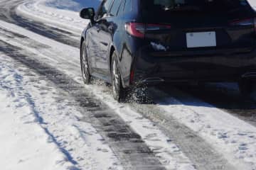 「まだこんなやつがいるのか」「狂ってるとしか思えん」　雪道でノーマルタイヤ走行の車両がスタック　国土交通省が注意喚起