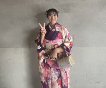 プロ2年目の飛躍へ　中村心が紫基調の振り袖姿で20歳のつどいに出席「笑顔いっぱいで頑張ります！」