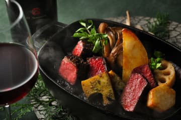 星のや富士「鹿ロースの炭火焼き」や「大岩魚のタルタル」など、グランピングリゾートらしい冬限定コースを提供中