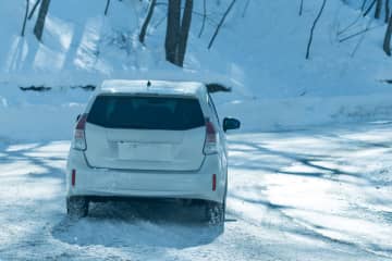 雪が積もる山道を “ノーマルタイヤ” の乗用車が通行し『スタック』”立ち往生” する映像を国土交通省が公開しネットでコメント殺到「どうやったらここをノーマルで行けると思うの？天気予報ぐらいチェックお願いしますよ」「夜の峠を躊躇せず進むの何考えてるんだろ」