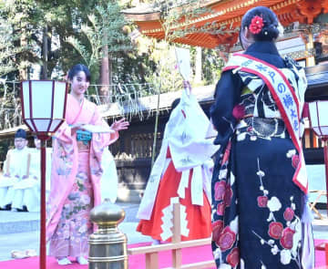 羽根突き、稲の豊凶占う　水戸八幡宮で神事　茨城