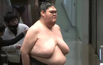 「足が細い」「ギャップすごい」巨漢力士の“ほっそり美脚”が話題 人気の“癒やし系”キャラが豪快な寄り切りで初日