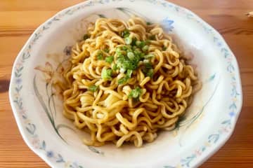 1食30円の焼きそば麺が驚くほどウマくなる　レンチン90秒で作れる「絶品油そば」