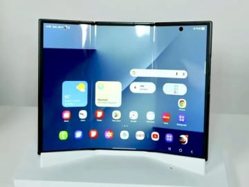 3つ折りスマホ「Galaxy Z TriFold」の折り目は「Fold7」より目立たない　実機インプレ