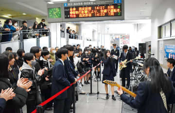 きょう13日で閉館する駅直結の商業施設「西武本川越ペペ」　本川越駅2階の改札も閉鎖に　閉鎖を前に惜別イベント　高校生と駅職員が駅ナカでバンドの演奏を披露