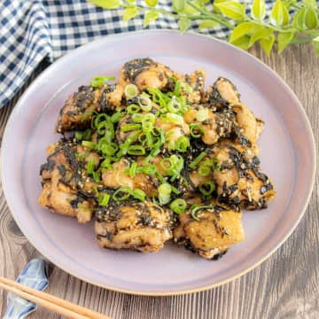 【鶏もも肉の新定番】ワサビのりで和えるだけでお酒もご飯も進みすぎる！もう照り焼きには戻れない、焼いて和えるだけの簡単レシピ