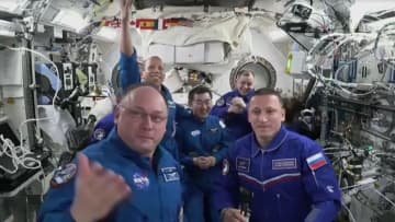 15日地球帰還へ「去りたくないが…」油井亀美也さんらISSで引継ぎ式…ロシア人宇宙飛行士の惜別の言葉に両手親指立て満面の笑み