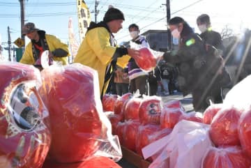 色とりどりの縁起物ずらり　だるま市にぎわう　茨城・筑西