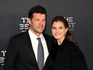 「フィーゴに続いてバラックも」元ドイツ代表レジェンドがモデルのパートナーと日本を満喫！ 東京、京都、北海道を巡った来日ショットに反響「うそー日本に来てたのかー」