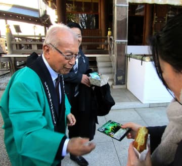 「勝ち豆」の異名を持つブルーマウンテンコーヒーを湯島天満宮で配布　受験生らを応援　ジャマイカコーヒー輸入協議会