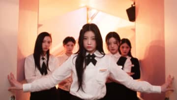 ILLIT、魔法のレストランでクラシカルな制服ルックでパフォーマンス「Sunday Morning」MV公開