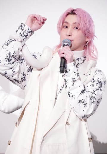 Snow Man佐久間大介、白蛇を首に巻く　一切躊躇なし「シャー！」