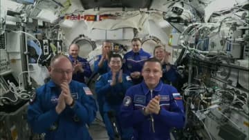 油井宇宙飛行士「家族のような存在」「ここから離れたくない」予定早め帰還を前に引き継ぎ式