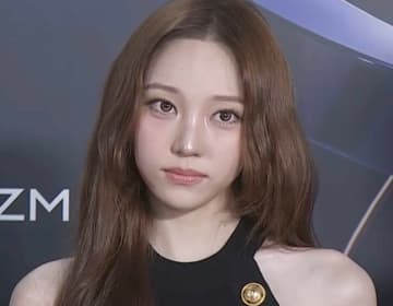 「以前と雰囲気違う！」「別人のよう」“ILLIT離脱”の美人アイドル、財閥令嬢などが所属する大型新星グループとして登場！圧巻パフォーマンスに歓声