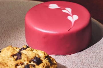 スターバックス26年バレンタイン、“カシス香る”ルビーチョコレートケーキ＆チョコたっぷりデニッシュ