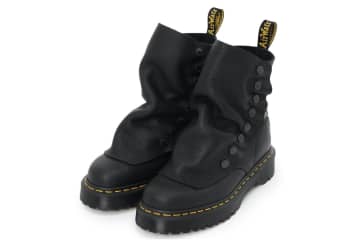 リミ フゥ×ドクターマーチンの8ホールブーツ、足首覆う“レザーパーツ”でアレンジ可能