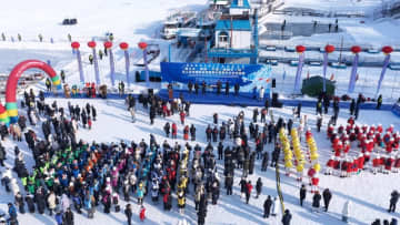 凍った川でのレースで世界中の若者が団結：オックスフォードとケンブリッジを招いたHIT初のアイスドラゴンボートレース